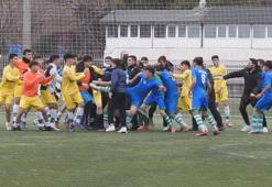 Ankara'da U18 Gençler Ligi maçında futbolcular birbirlerine girdi