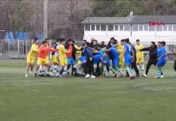 Ankara'da U18 Gençler Ligi maçında futbolcular birbirlerine girdi