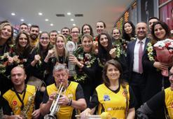 VakıfBank Kadın Voleybol Takımı'na coşkulu karşılama