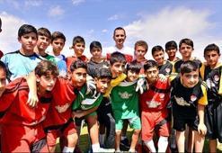 Emre Aşık, TFF-Ülker Futbol Köyleri'nin elçisi oldu