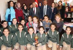 Uçhisarlı şampiyon hentbolcular Başkan Karaaslan'ı ziyaret etti