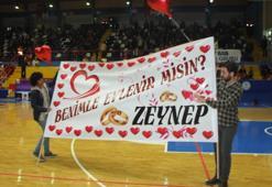 Maçta evlenme teklifi