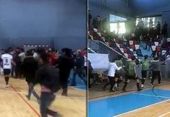 Futsal maçında taraftarlar rakip takımın oyuncularına saldırdı
