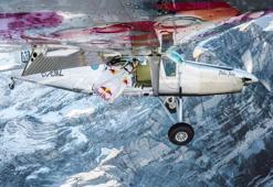 Wingsuit sporcuları hareket halindeki uçağa atladı