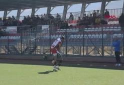 Sakatlanan rakibini sırtında taşıyan futbolcu taraftardan alkış aldı