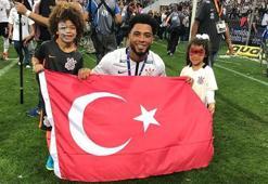 Colin Kazım şampiyonluğu Türk bayrağıyla kutladı