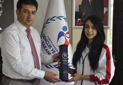 Yaşından fazla madalya kazandı