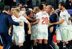 Sevilla'lı oyuncular goller geldikçe hocaları Eduardo Berizzo'ya koştular