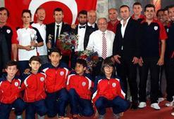 İzmir'de yılın başarılıları ödüllerini aldı