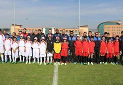 Suriyeli çocuklar ile Kayserisporlu futbolcular birlikte ter döktü
