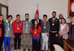 Osmaniyeli özel sporcular madalya sevinçlerini Demir'le paylaştı