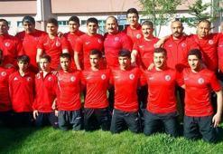 Yıldız güreşçiler madalya peşinde