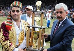 Kumlaca'da Başpehlivan Recep Kara oldu