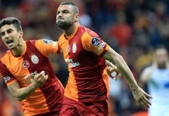 Aslan gözünü kupaya dikti
