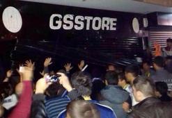 Fenerbahçeli taraftarlar GS Store'u yağmaladı