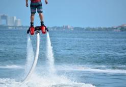 Flyboard şampiyonunun ayağı kırıldı