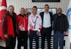Şampiyon boksörden Başkan Vekili Çiçekli'ye teşekkür ziyareti