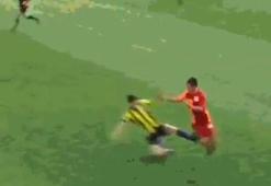 U17 derbisinde akıl almaz faul!