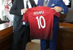 Dündar Keşaplı'dan Servet Yardımcı'ya plaket