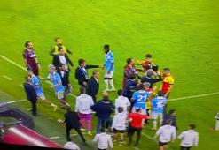 Hamsik, Atınç'ın eline vurdu, Göztepe-Trabzonspor maçında saha bir anda karıştı! Kırmızı kart...