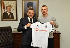 Gökhan Töre, Vali Kaymak'a imzalı formasını hediye etti