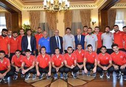 İşitme Engelliler Futbol Milli Takımı Vali'yi ziyaret etti
