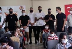 Adana Demirsporlu futbolcular, Mimar Sinan İlkokulu'nu ziyaret etti