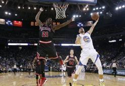 Warriors'ı Curry taşıdı:102-87