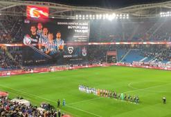 Trabzonspor - Fenerbahçe maçında dev bayrak