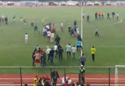 Amatör maçta kavga çıktı, 11 futbolcu kırmızı kart gördü! VİDEO