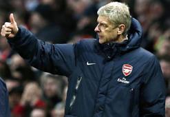 Wenger, Arsenal'de kalıyor