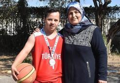 Down sendromlu milli basketbolcu Yunus Emre, annesinin desteğiyle başarıya koşuyor