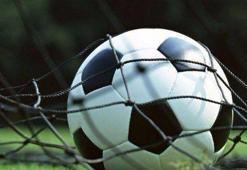 Gürcistan'da ünlü eski futbolcular yardım için sahaya çıktı