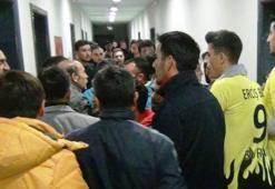 Voleybol maçı sonrası hakem odası önünde arbede