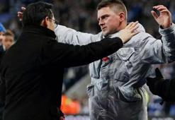 Leicester City'li taraftar başsağlığı için sahaya girdi ama ceza aldı!