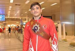 Dünya şampiyonu güreşçi yurda döndü