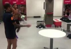 Neymar soyunma odasında şov yaptı!