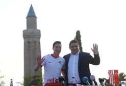 Antalyaspor'dan Nasri'ye kent merkezinde tören