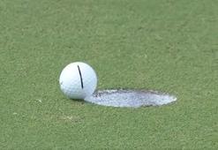 Golf turnuvasında ilginç anlar... Top deliğin kenarında saniyelerce durdu!