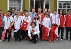 Özellerin madalya sevinci