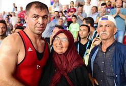 Oğullarını minderde yalnız bırakmadılar