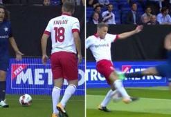 Puyol, Phil Neville'ye öyle bir hareket yaptı ki...