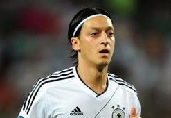 ..Ve Mesut Özil imzaladı