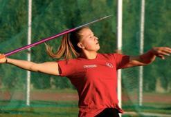 Münevver Hancı tenis topu fırlatarak başladığı cirit atmada başarıya doymuyor