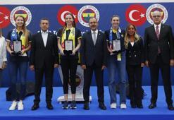 Bakan Kasapoğlu, Fenerbahçe Kulübünün olimpik sporcularla buluşma etkinliğine katıldı