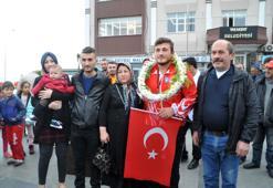 Balkan şampiyonu Hasan Çevik'e coşkulu karşılama
