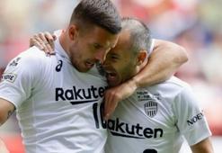 Iniesta ortaladı, Podolski müthiş attı!