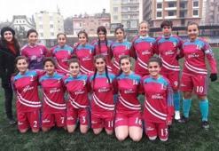 Erkeklerle top oynarken keşfedildi, "gol kraliçesi" oldu