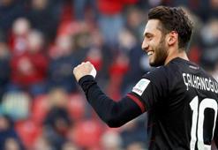 Hakan Çalhanoğlu İbiza Adası'nda stres atıyor