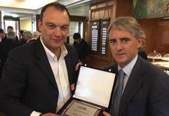 Mancini ödüllendirildi